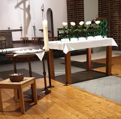 Stellvertretend für 1.000 Frauen und Männer, die aus der Heil- und Pflegeanstalt in Viersen-Süchteln in den den Tod geschickt wurden, werden zehn Namen vorgelesen.