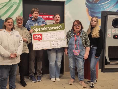 Zur offiziellen Scheckübergabe im REWE Markt in Brüggen Bracht waren anwesend (v. l. n. r.):