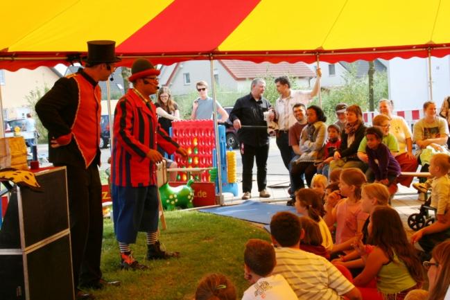 Mange frei für alle – beim Familien-Straßenfest ging jeder Mundwinkel nach oben!