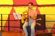 Patrick Haude aus Kempen spielte Akustik-Cover