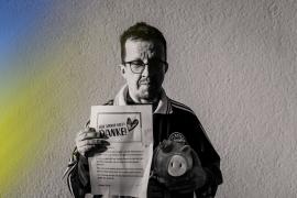 Jürgen Gerth mit seinem Spendenaufruf und einem Sparschwein in seinen Händen