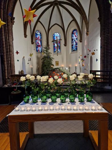 Stellvertretend für 1.000 Frauen und Männer, die aus der Heil- und Pflegeanstalt in Viersen-Süchteln in den den Tod geschickt wurden, werden 10 Namen vorgelesen.