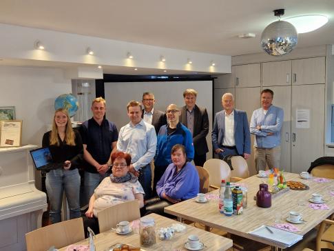 Bürgermeister Christoph Dellmans (2.v.r.) und der Beirat von Haus Drabben (Vordergrund sitzend und 4.v.r) hörten interessiert den Studierenden zu (stehend 1.,2. und 3. v.l.).