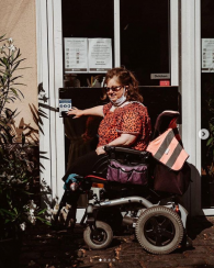 Sabine Weinmann von "Die Krebse Krefeld" testet die erste Klingel in Krefeld